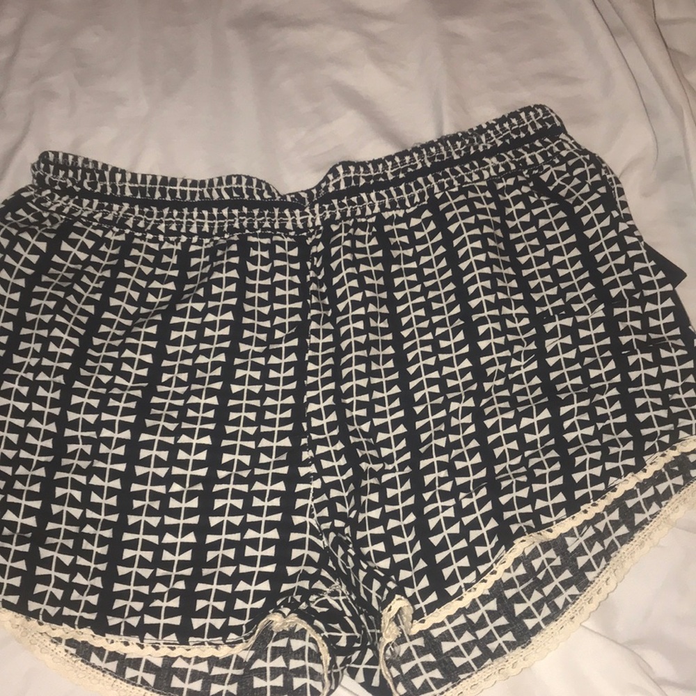 BLACK SHORTS WITH WHITE DESIGN